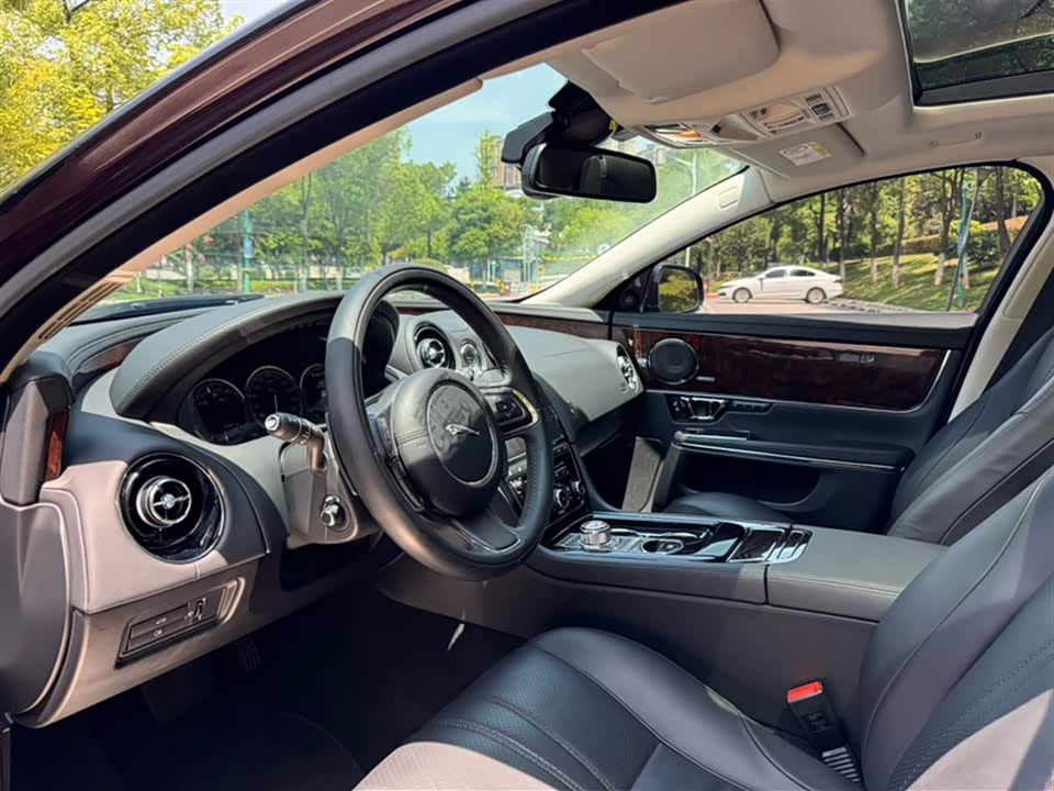 Jaguar XJ Jaguar XJ