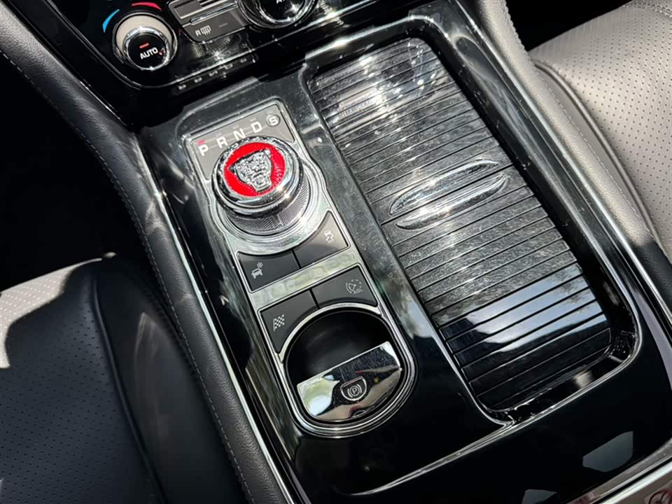 Jaguar XJ Jaguar XJ