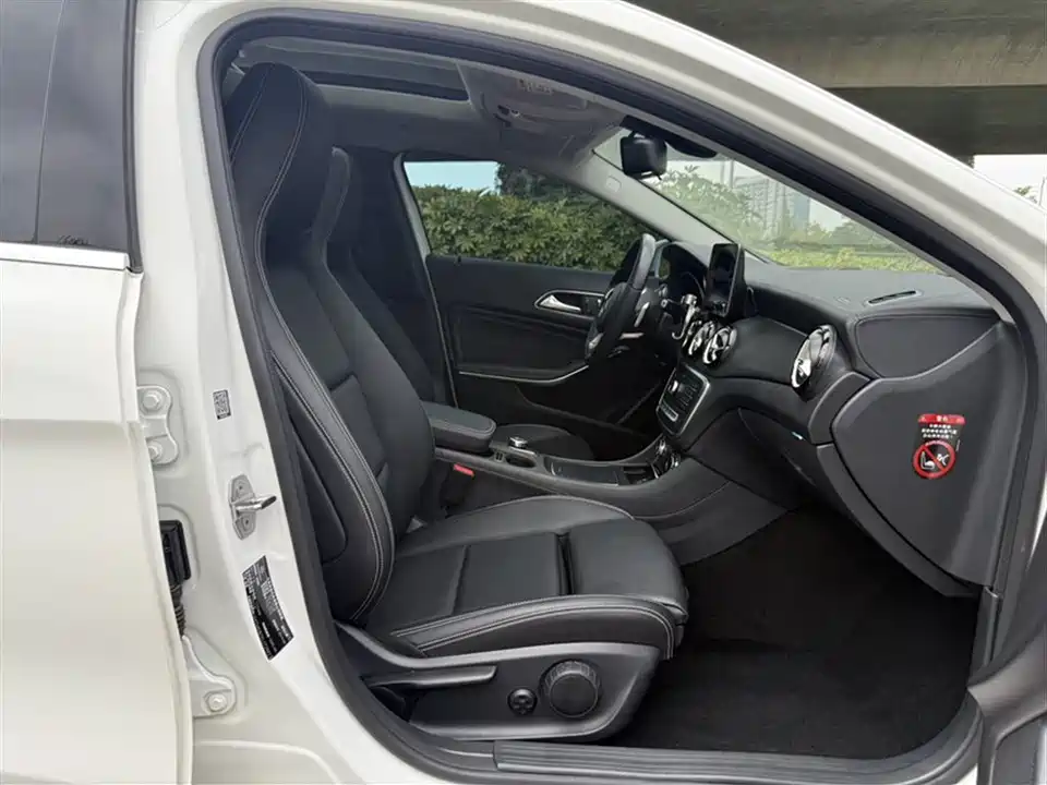 Mercedes-Benz GLA Mercedes-Benz GLA