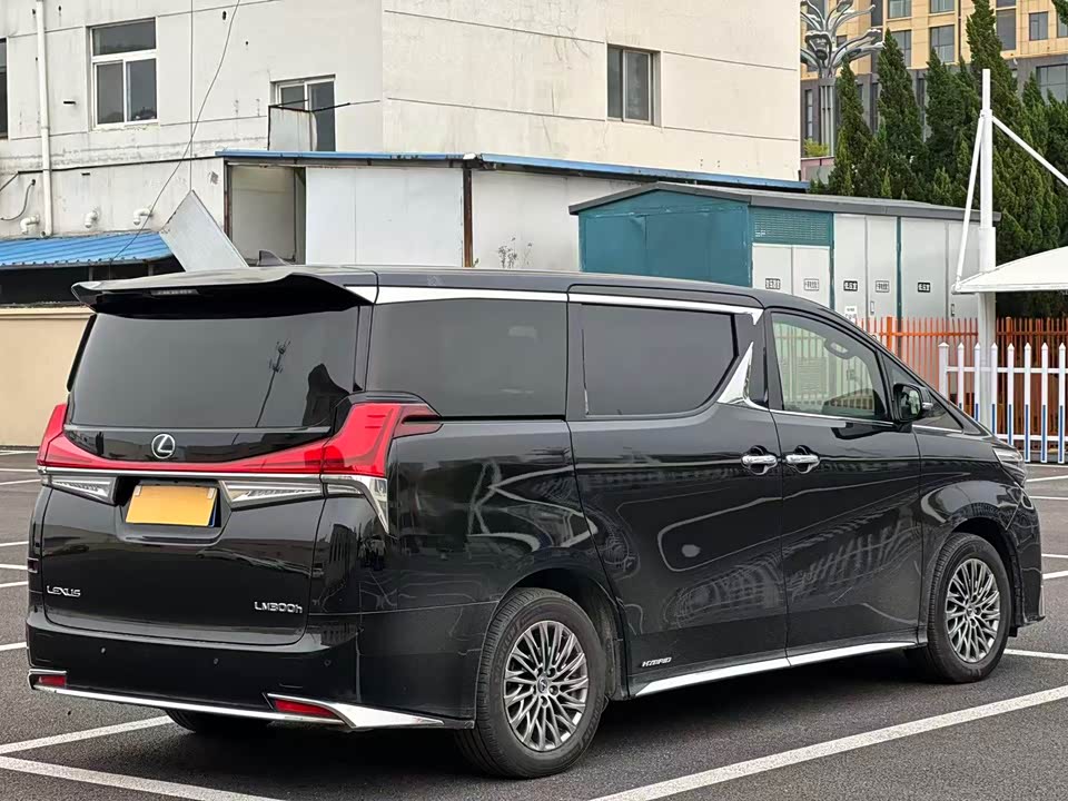 Lexus LM