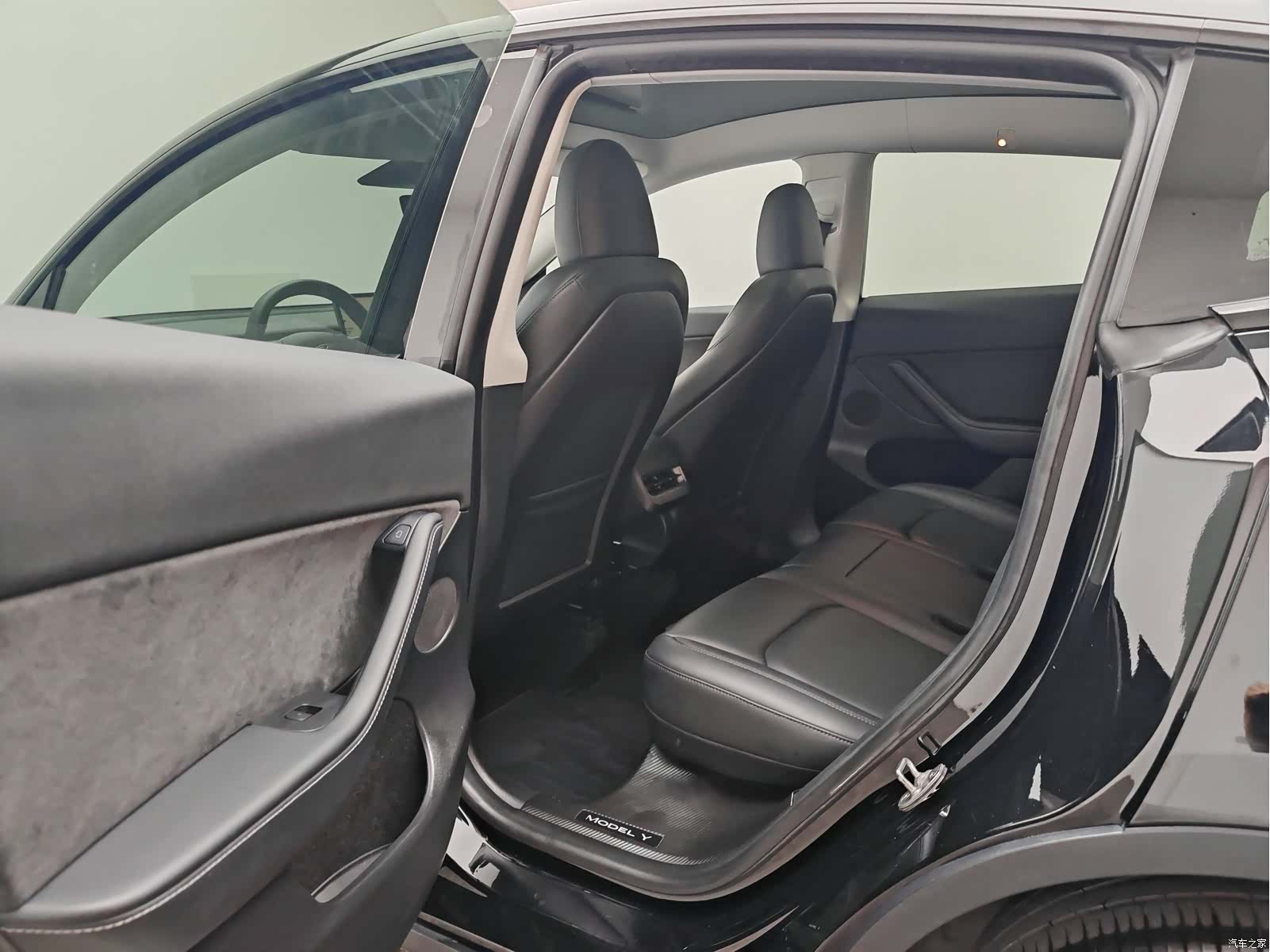 Tesla Model Y, 2023 17