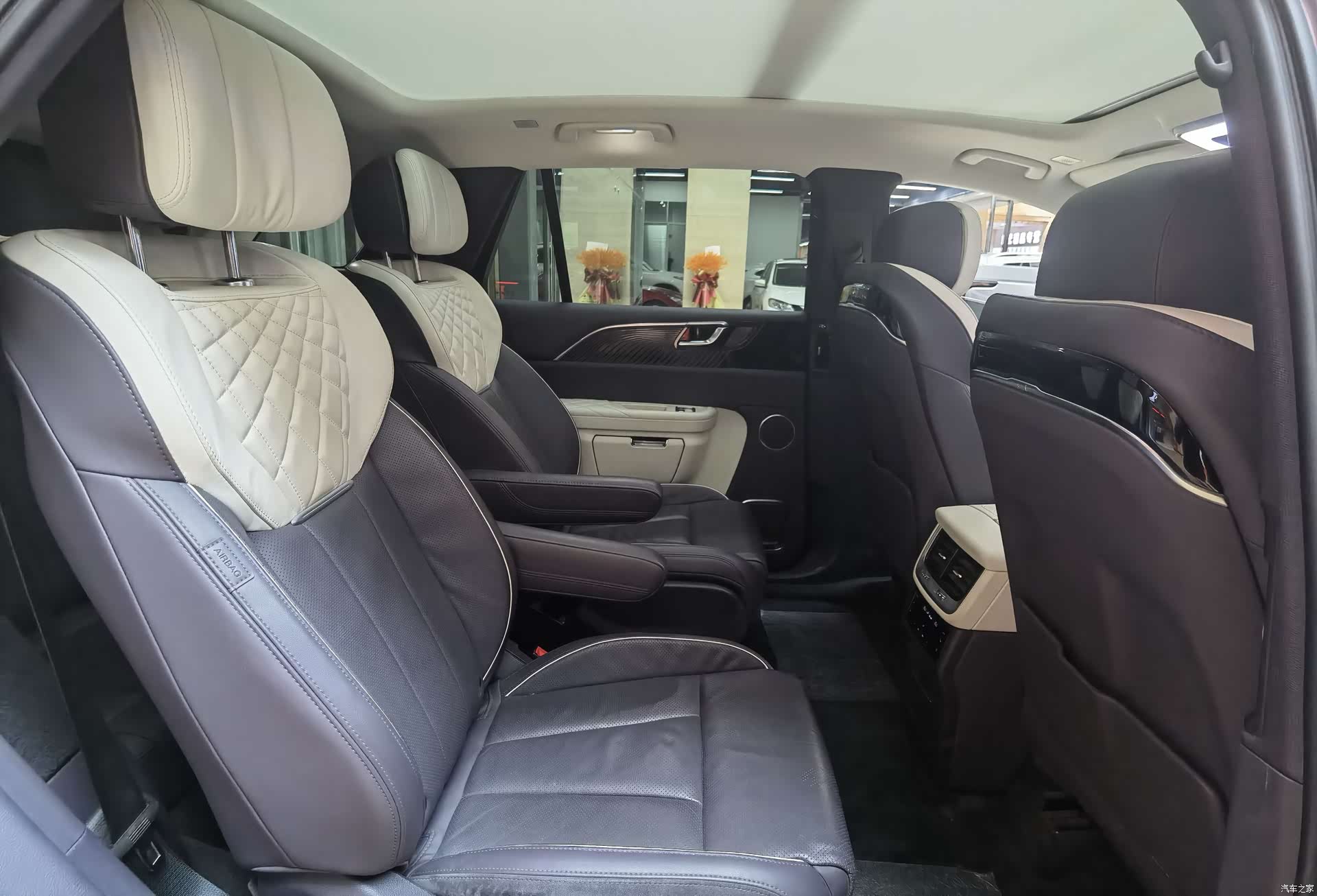 Hongqi E-HS9, 2021 12