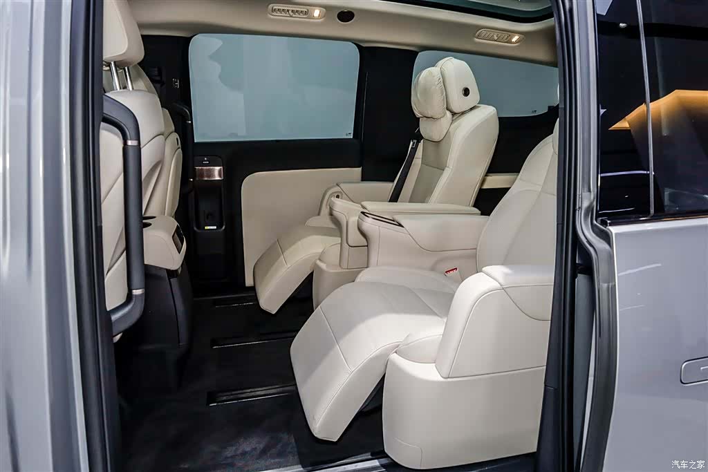 Li Auto MEGA, 2025 24