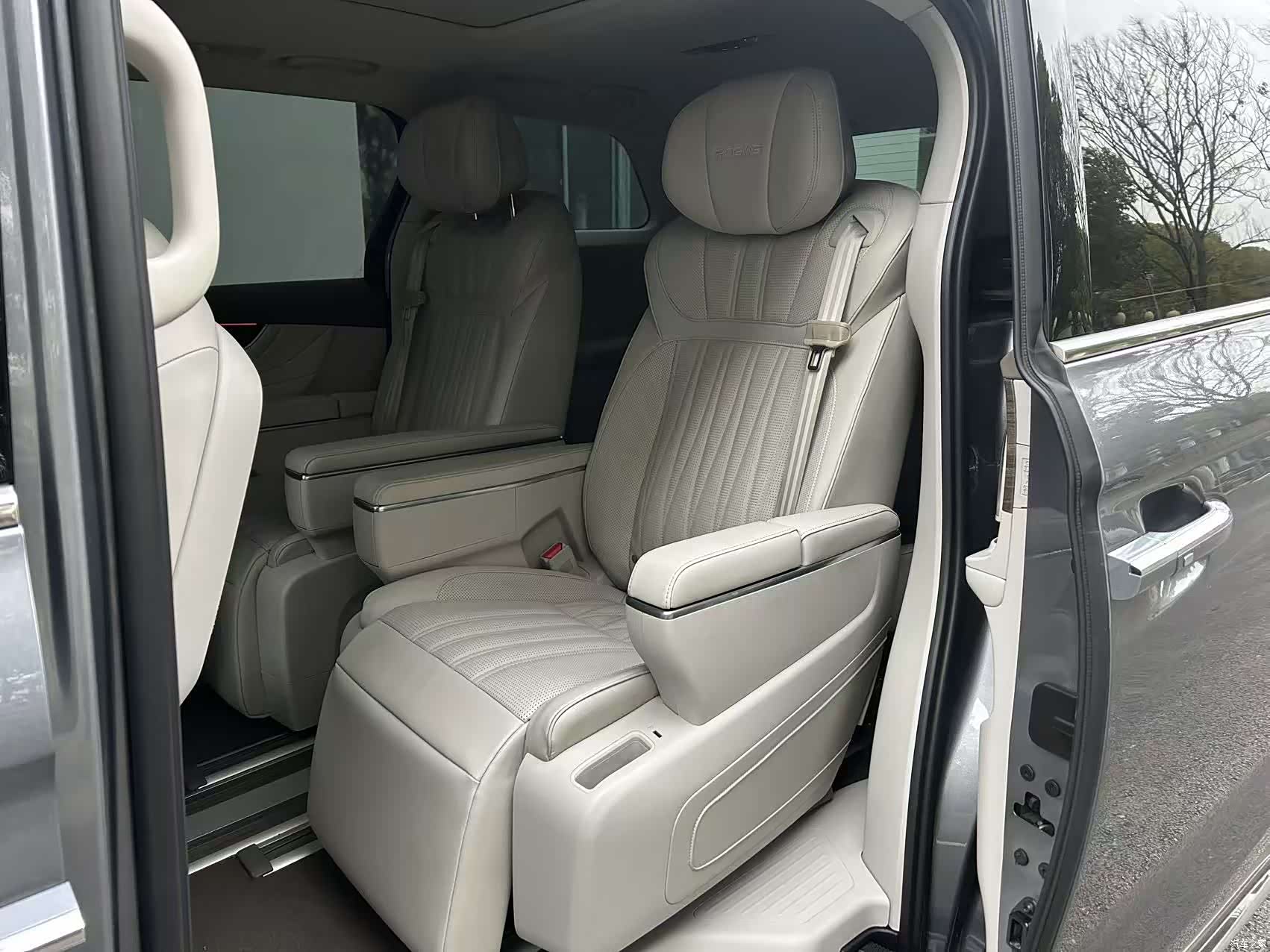 Roewe iMAX8, 2025 4