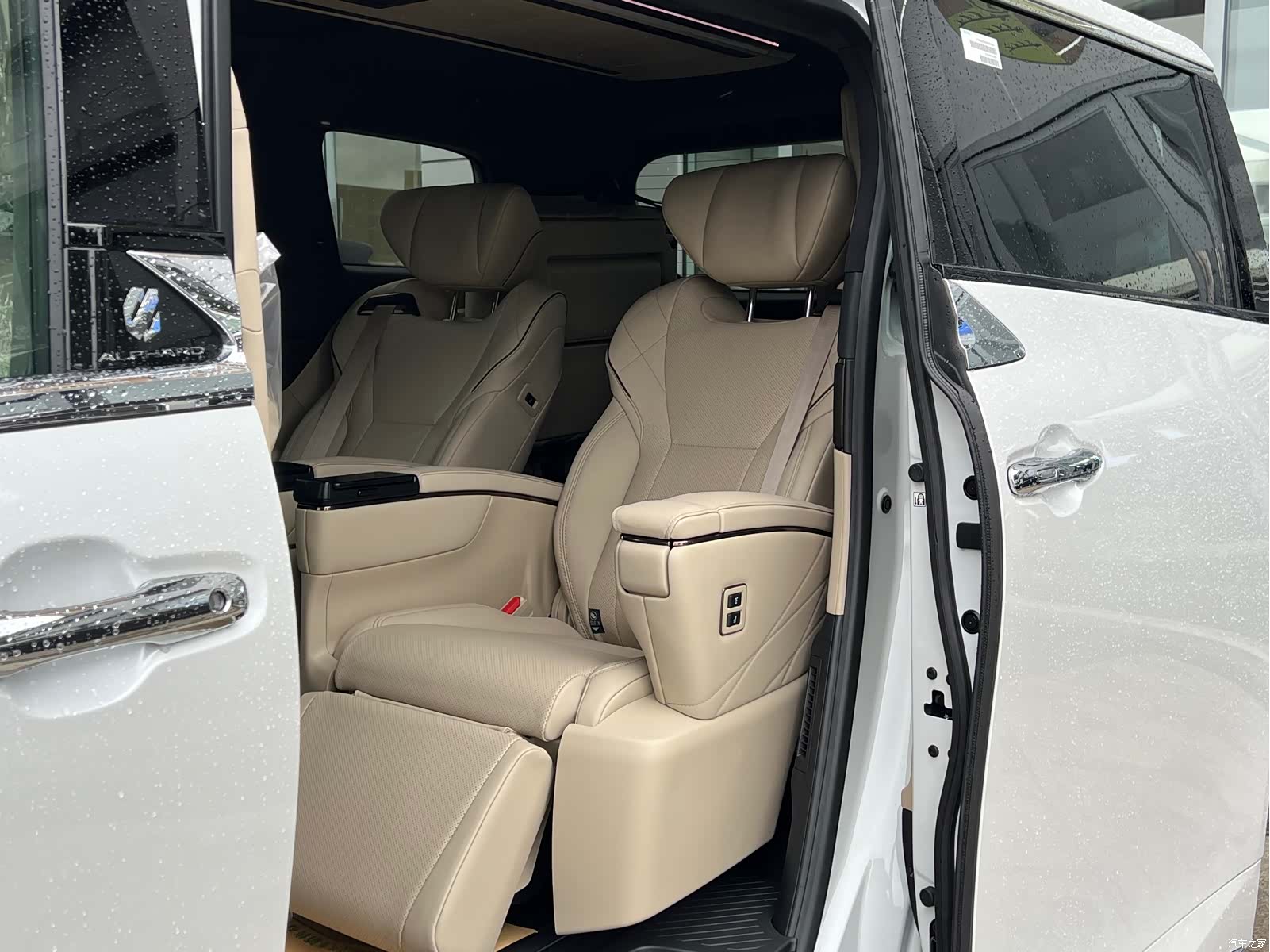 Toyota Alphard, 2024 21