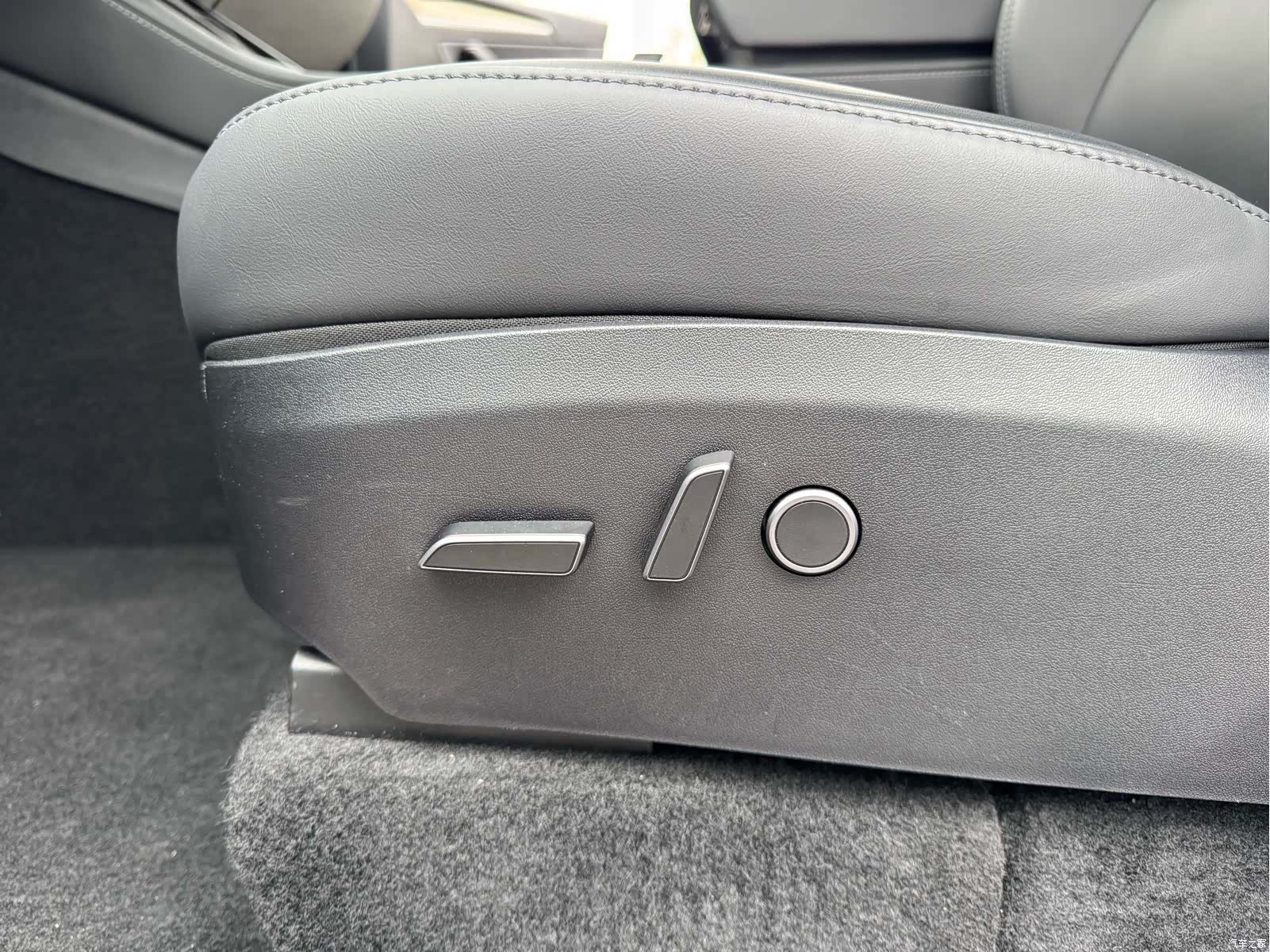 Tesla Model Y, 2023 16
