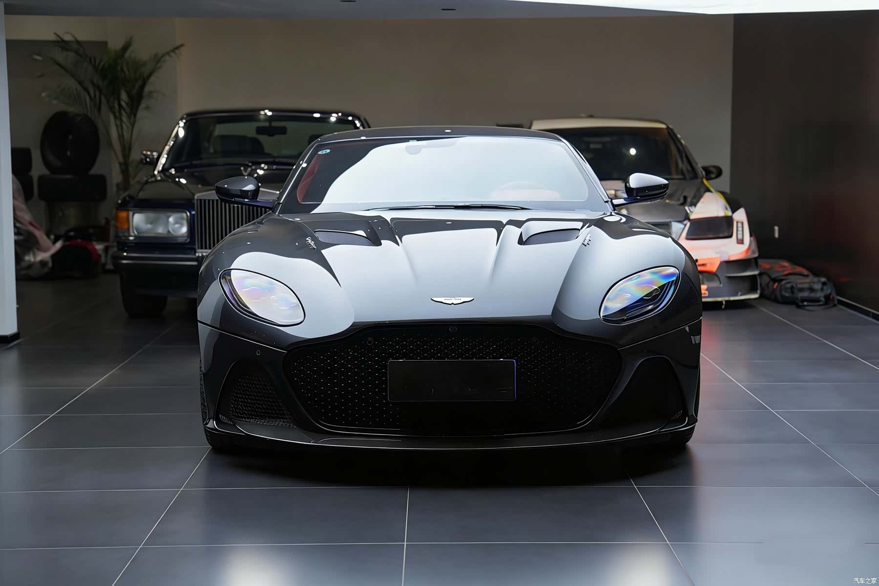 Aston Martin DBS, 2019 3