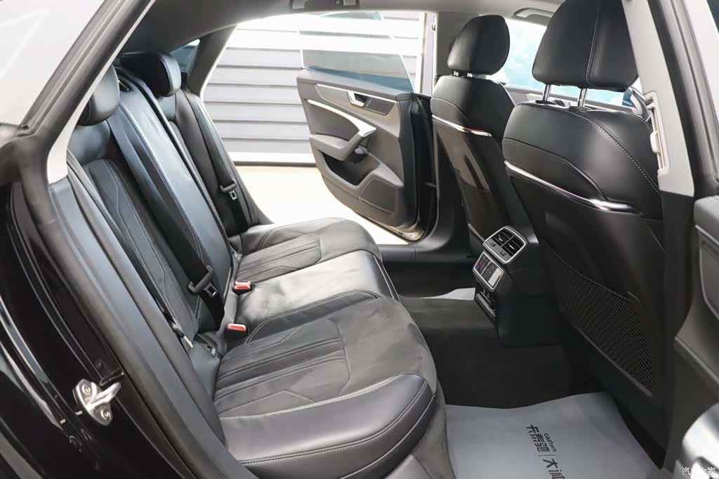 Audi A7L, 2024 23