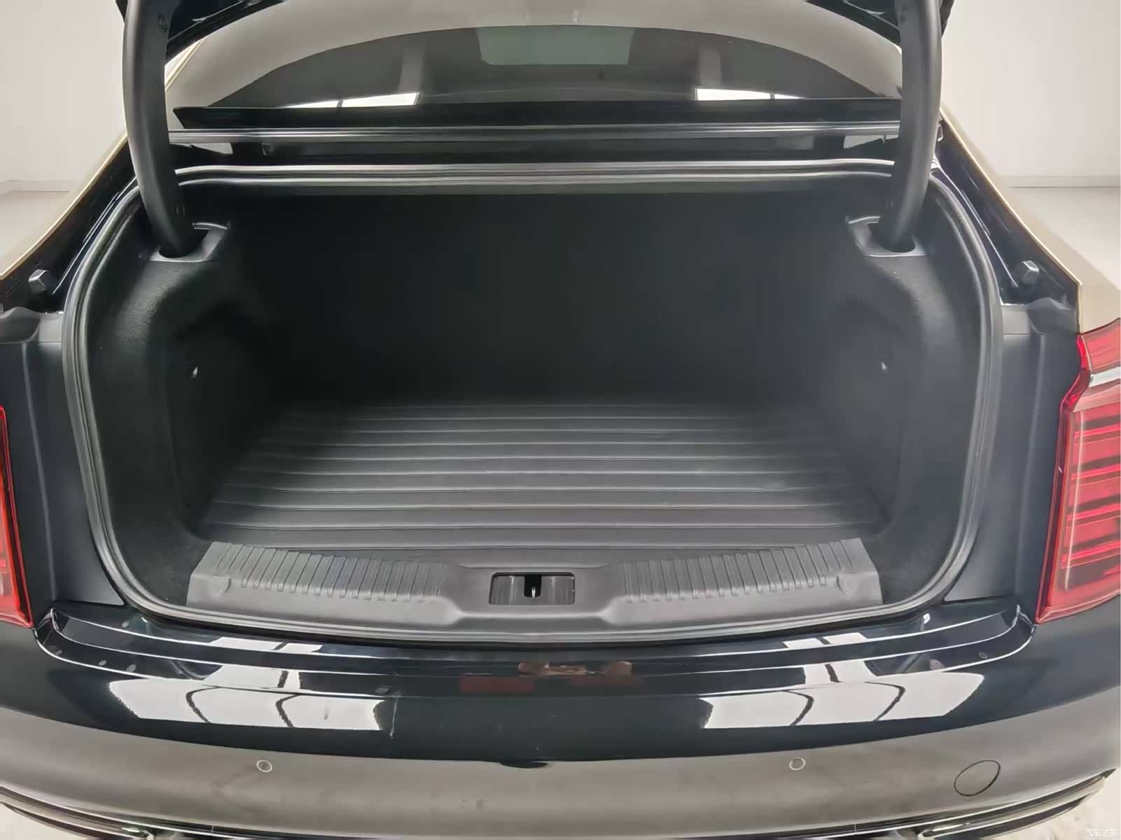Hongqi H9, 2023 10