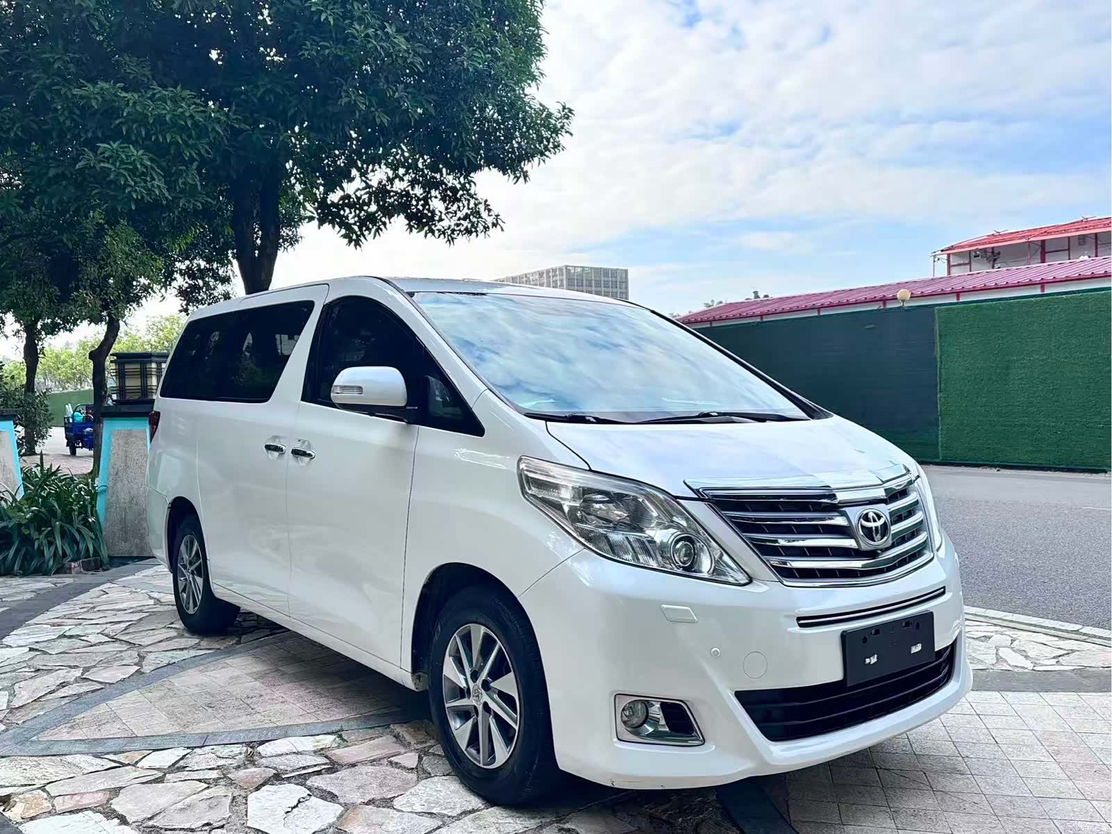 Toyota Alphard, 2014 3