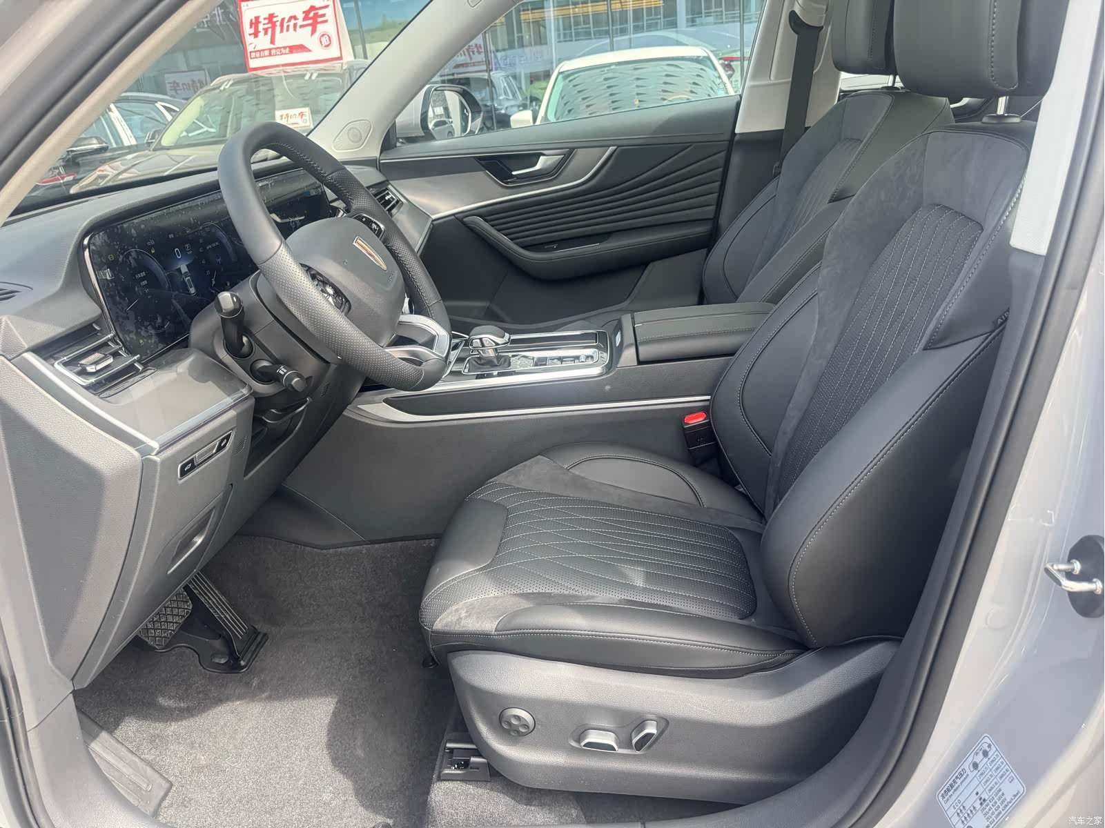 Hongqi HS5, 2026 13