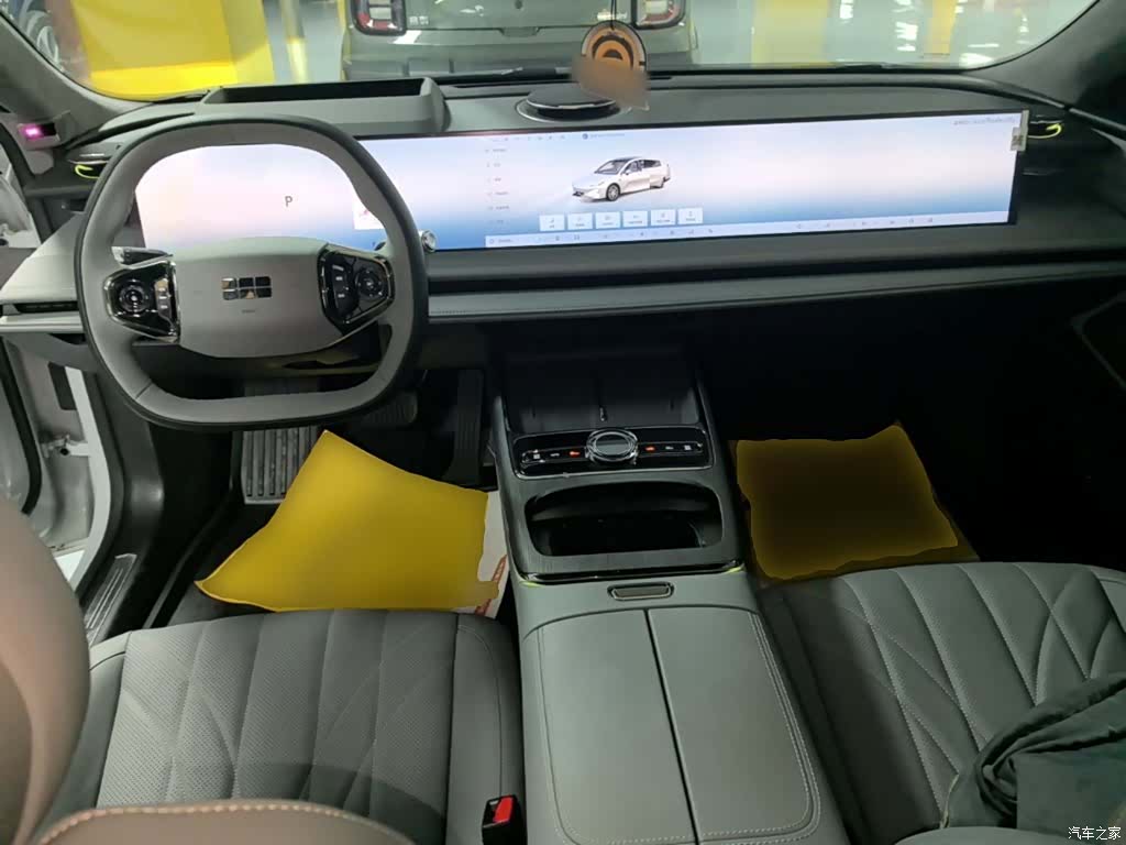 Geely E8, 2025 10