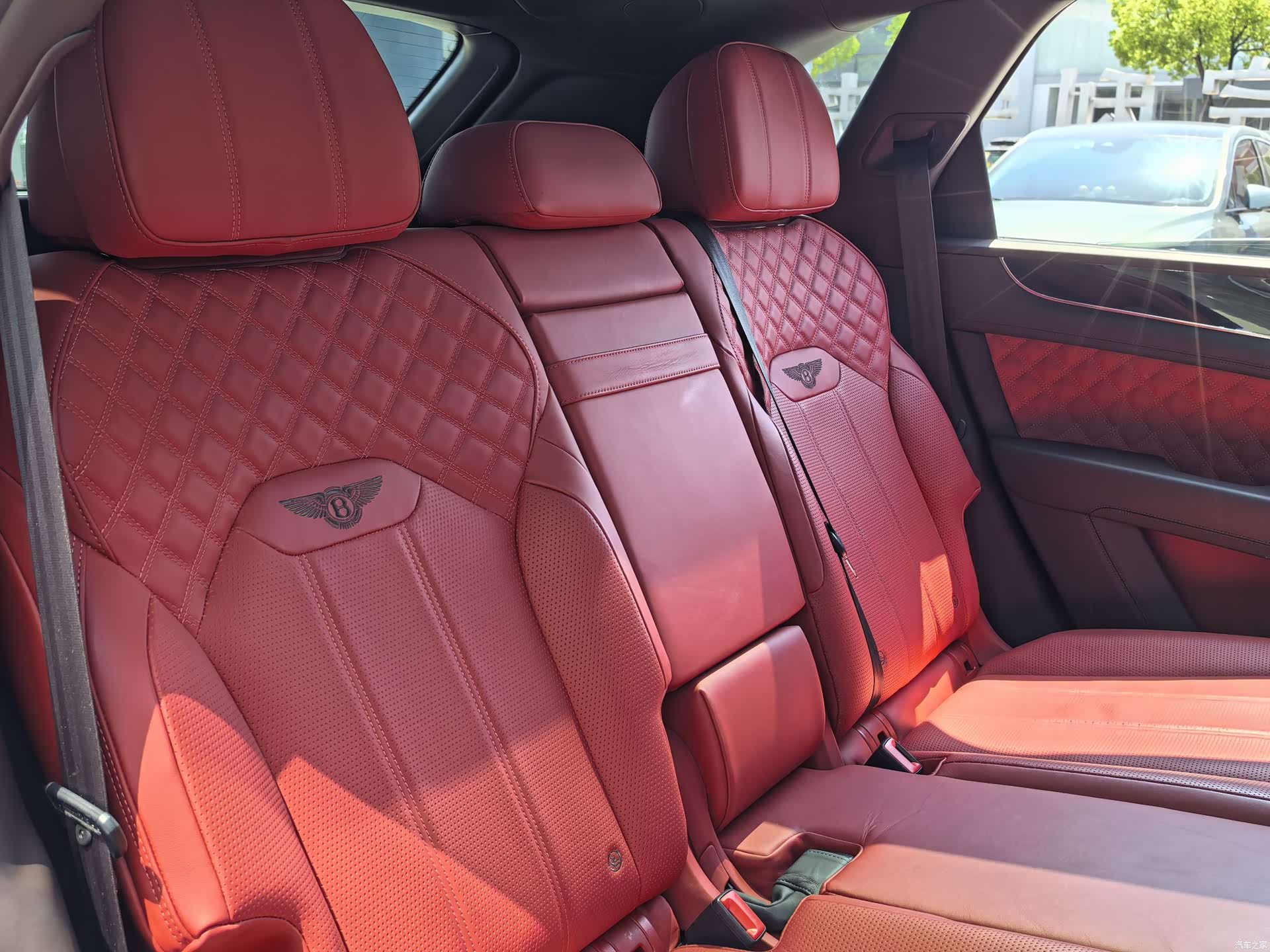 Bentley Bentayga, 2022 14