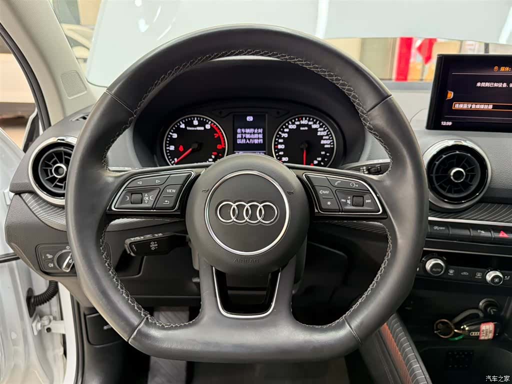 Audi Q2L, 2023 11