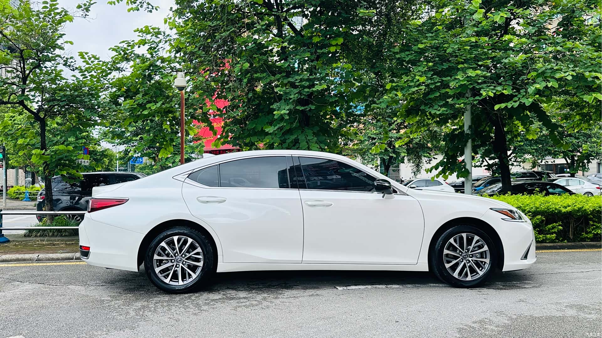 Lexus ES, 2023 все фото