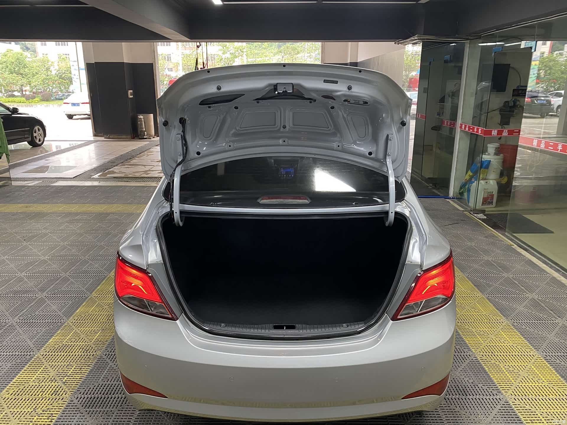 Hyundai GLS, 2015 8
