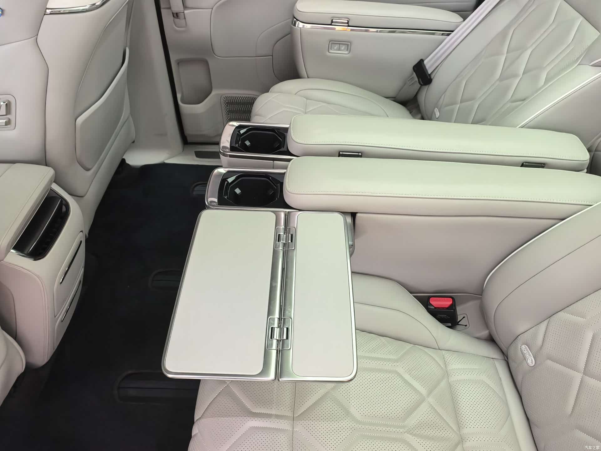 Volvo EM90, 2024 8
