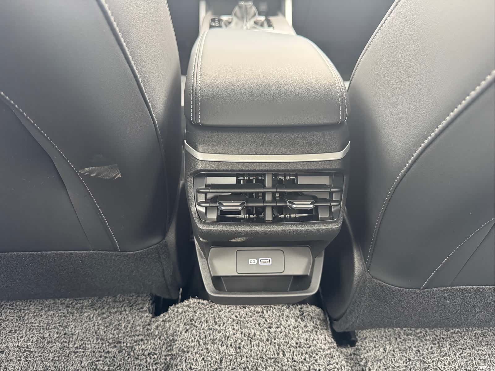 Geely Emgrand, 2022 13