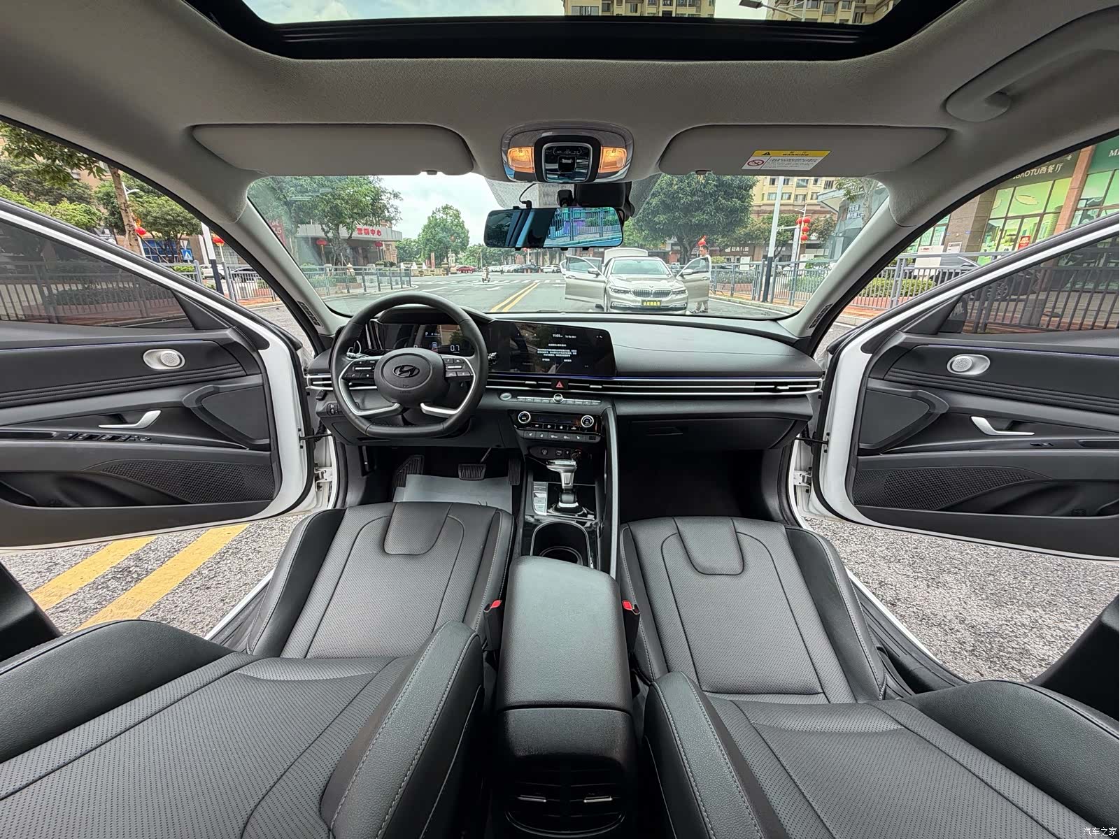 Hyundai Elantra, 2023 все фото