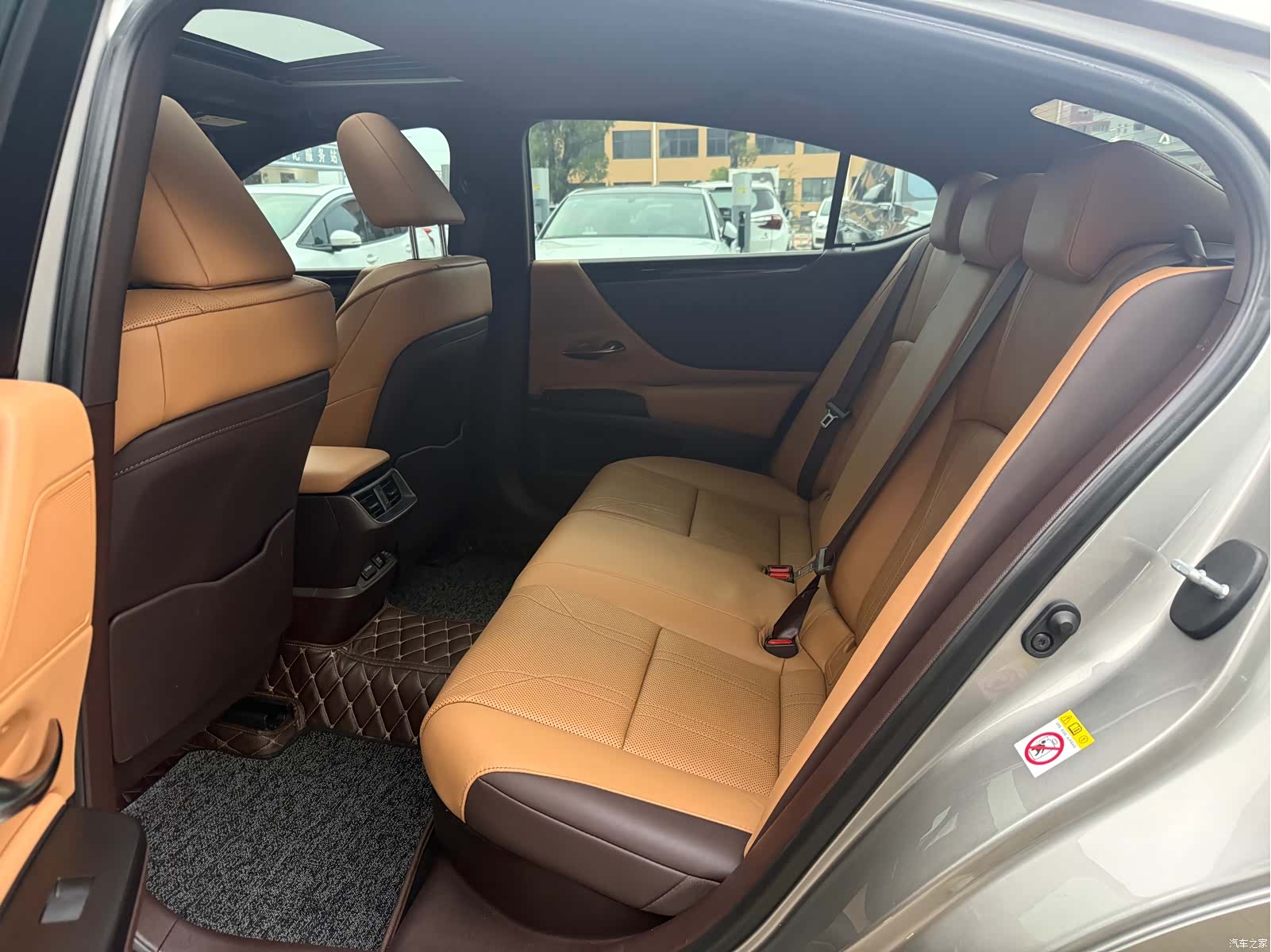 Lexus ES, 2019 все фото