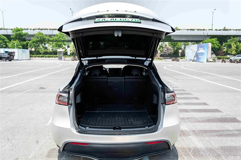 Tesla Model Y, 2024 9