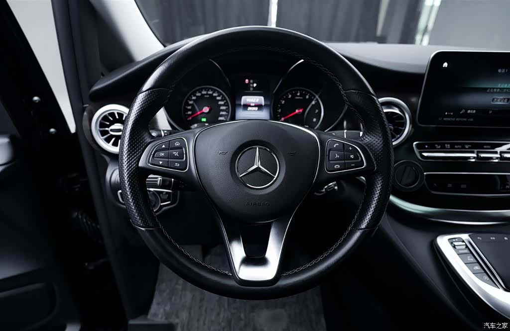 Mercedes-Benz V-Class, 2024 17