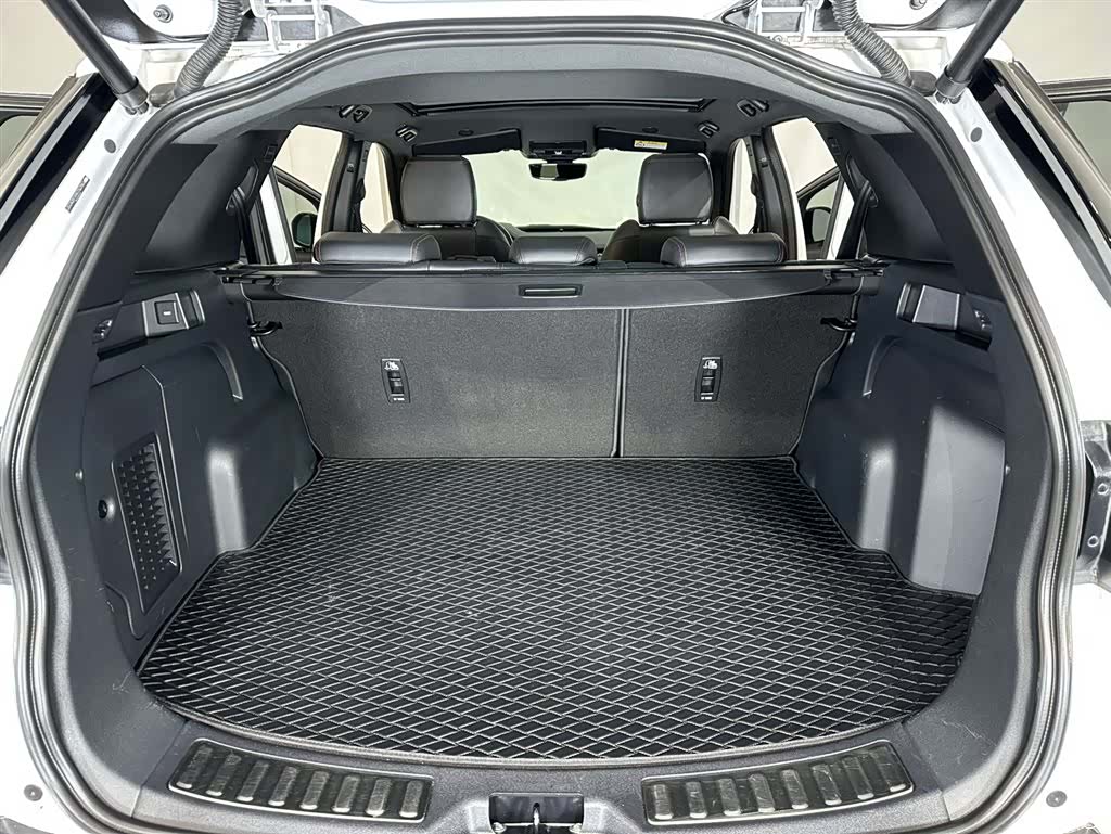Land Rover Discovery, 2022 все фото