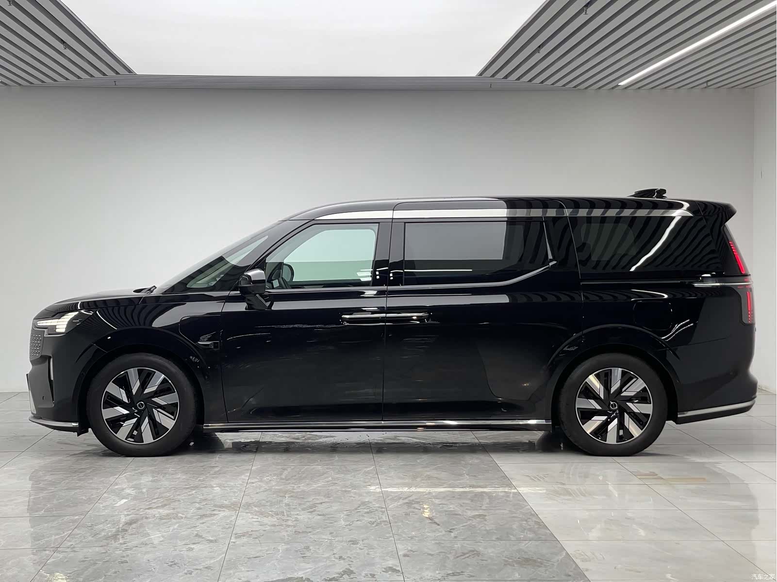 Volvo EM90, 2024 7