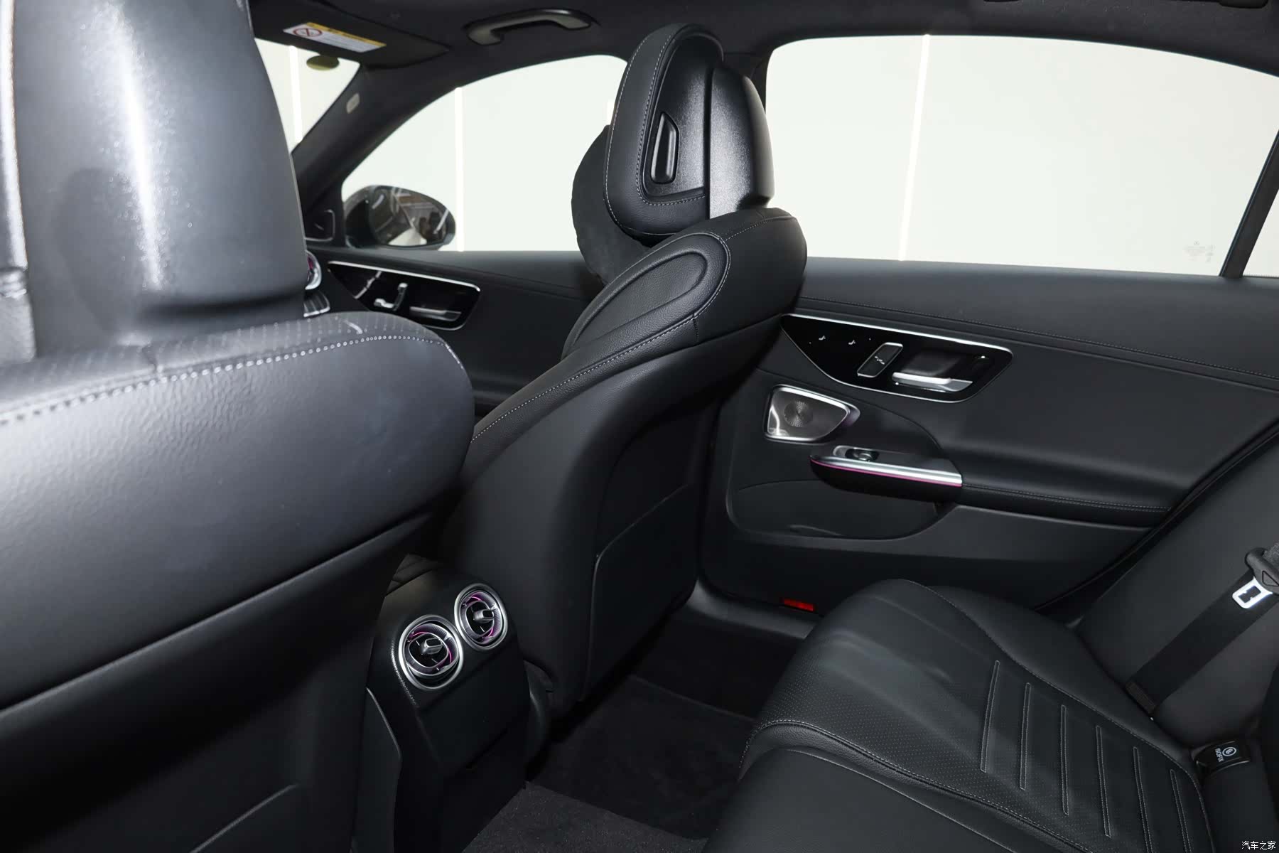 Mercedes-Benz C-Class, 2024 13