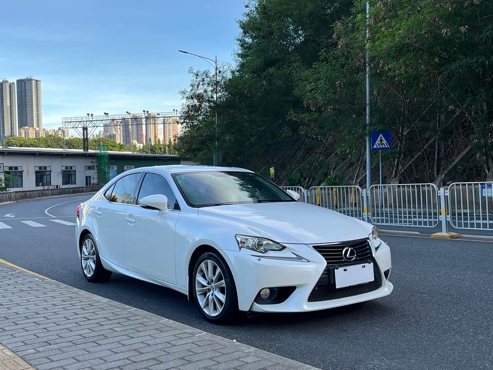 Lexus IS