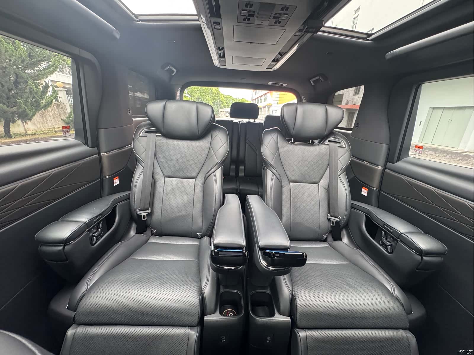 Toyota Alphard, 2023 11