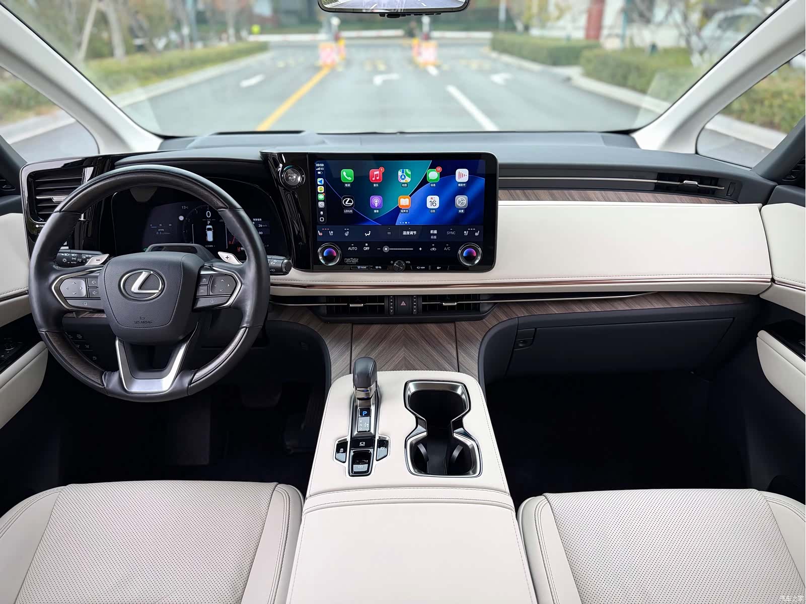 Lexus LM, 2024 11