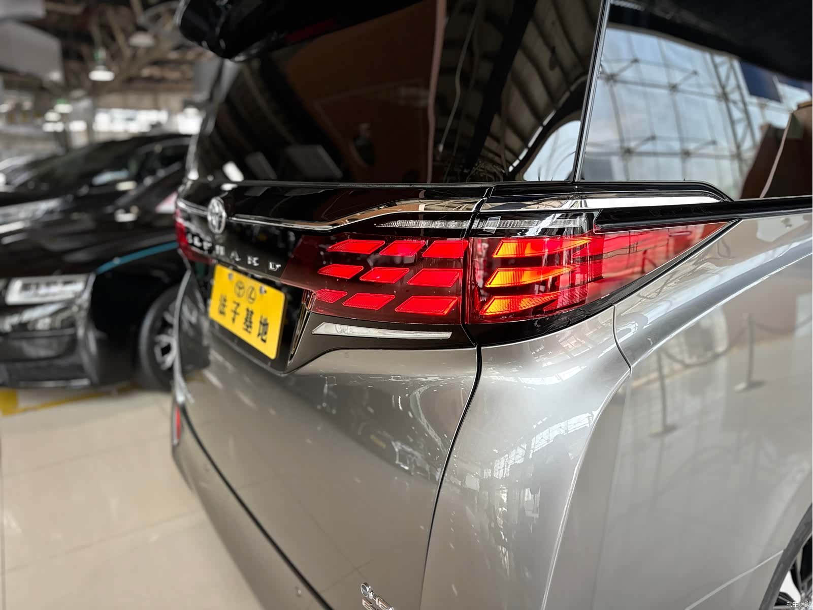 Toyota Alphard, 2023 26