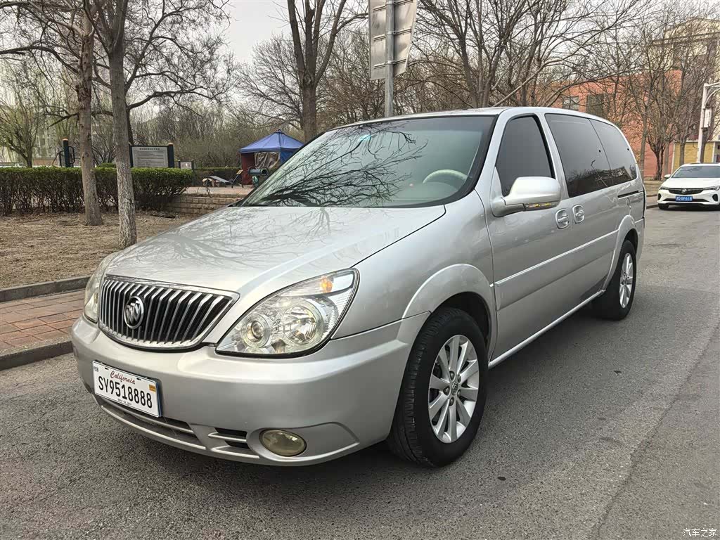 Buick GL8, 2011 1
