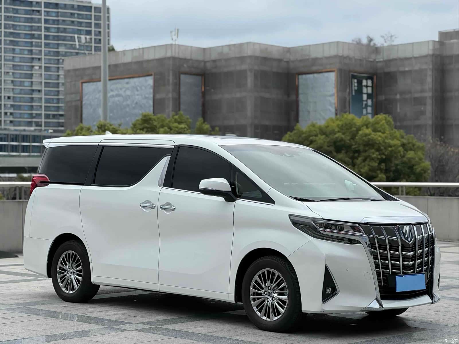 Toyota Alphard, 2020 3