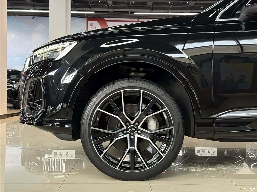 Audi Q7, 2025 4