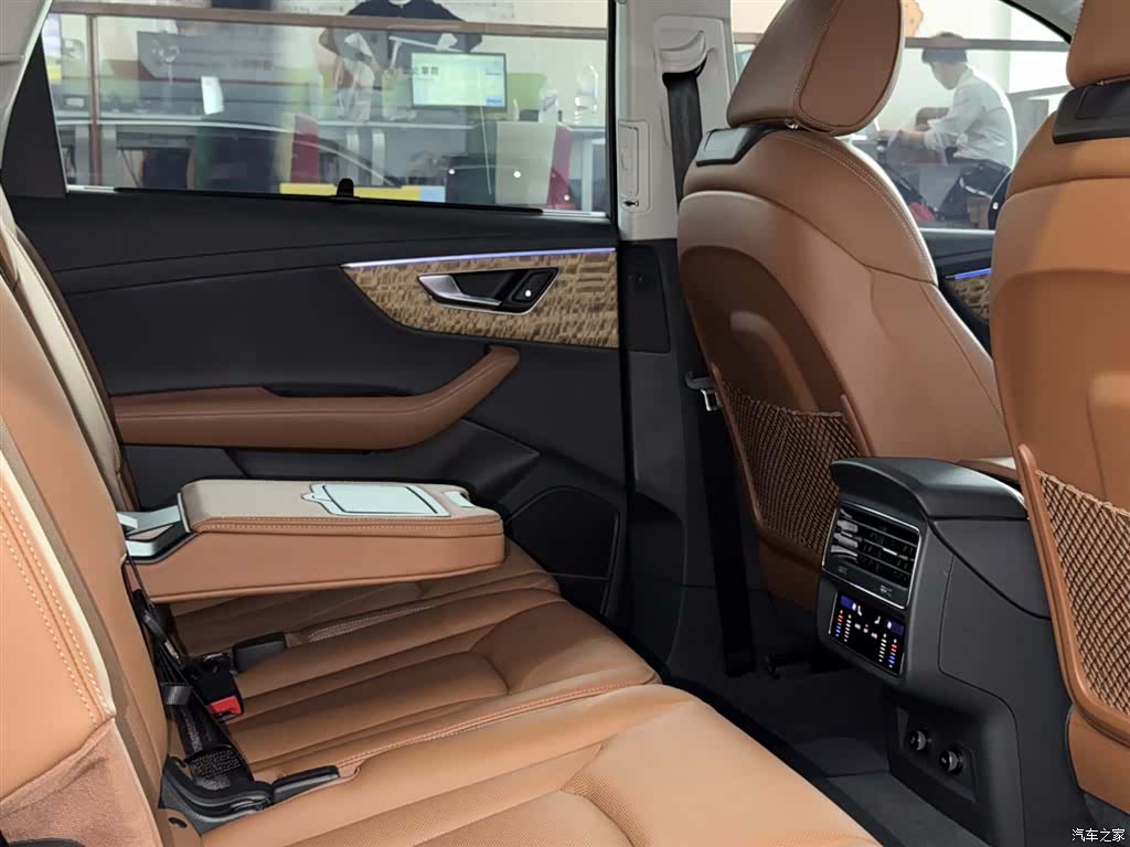 Audi Q7, 2025 9