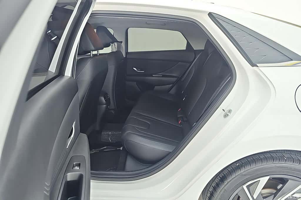 Hyundai Elantra, 2025 11