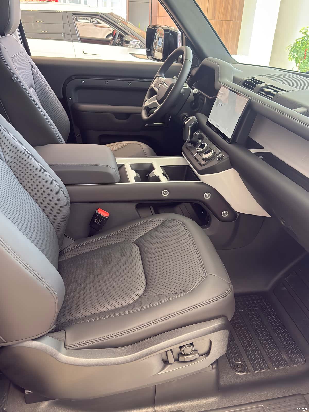 Land Rover Defender, 2026 12