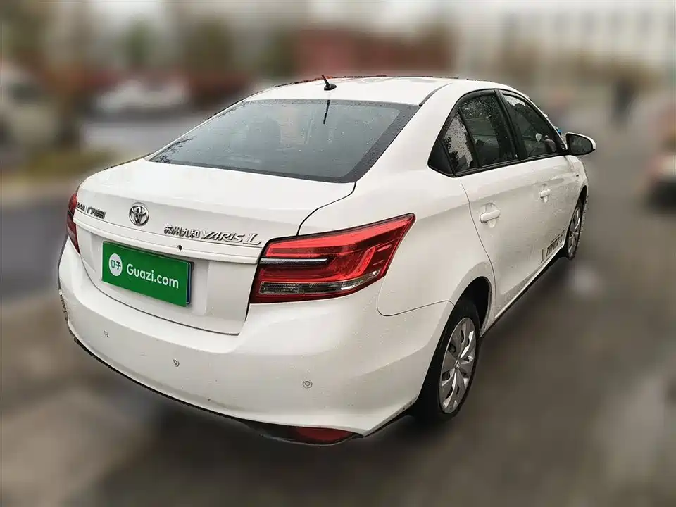 Toyota YARiS L to enjoy