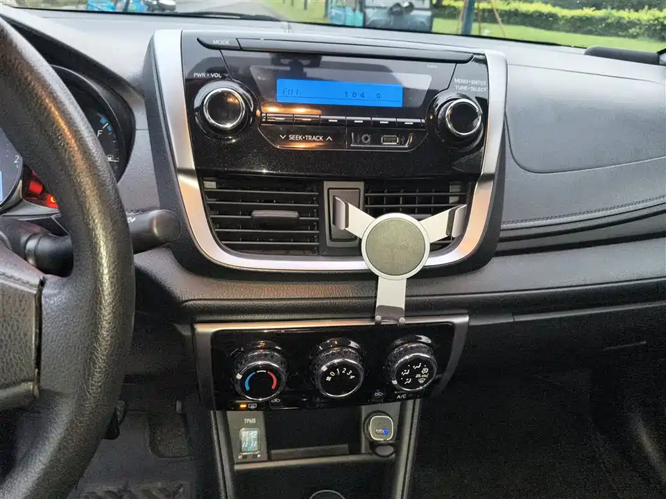 Toyota YARiS L to enjoy