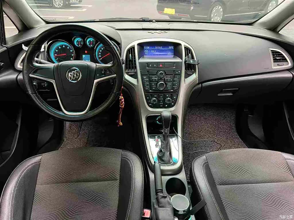 Buick XT, 2010 8