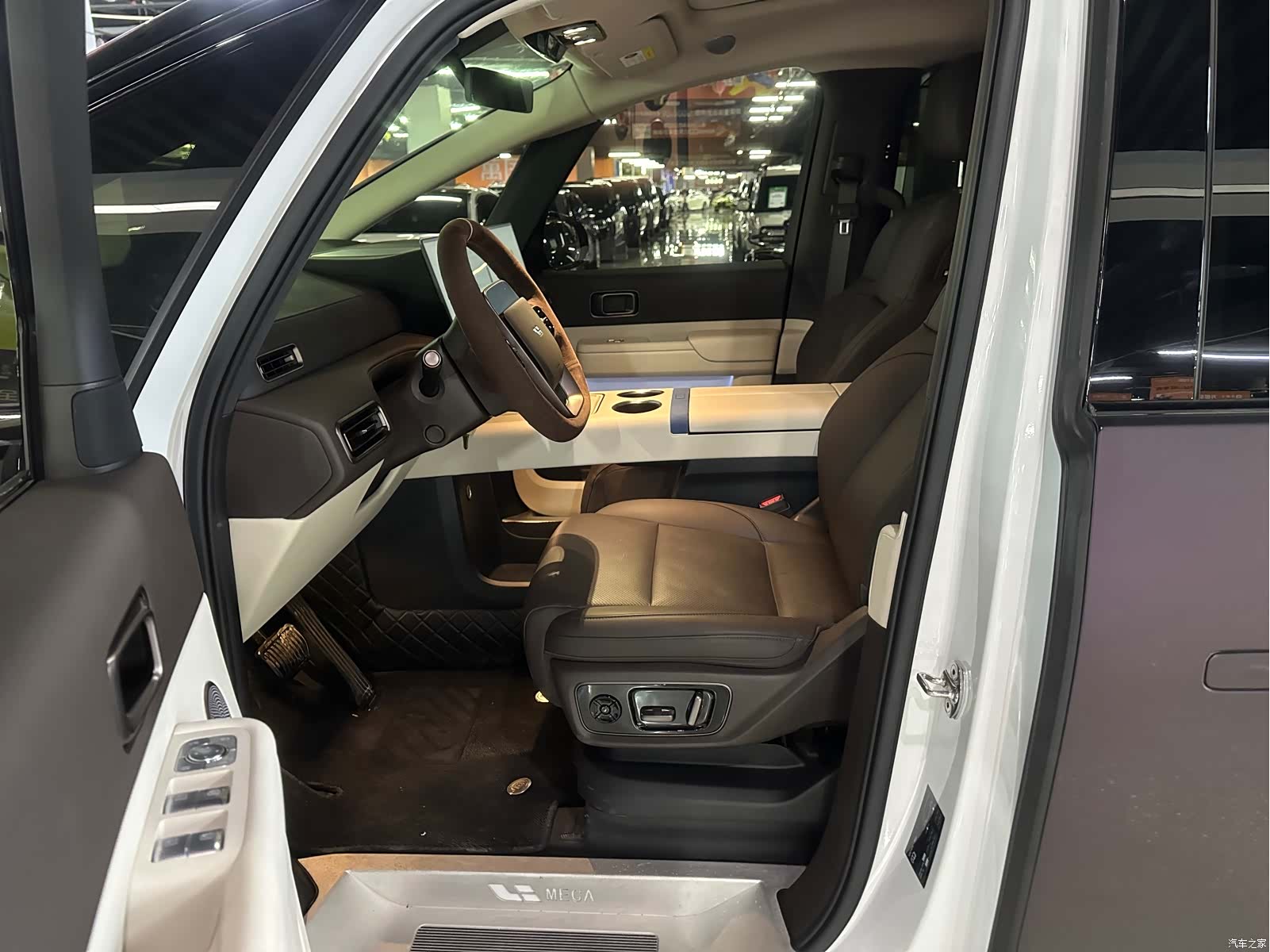 Li Auto MEGA, 2024 13
