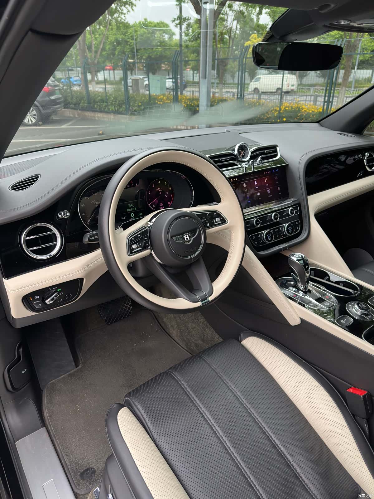 Bentley Bentayga, 2023 9