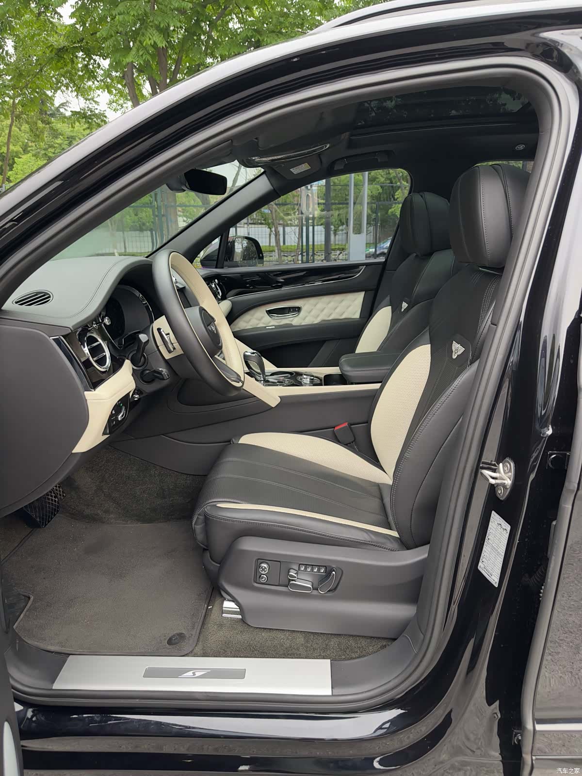 Bentley Bentayga, 2023 10