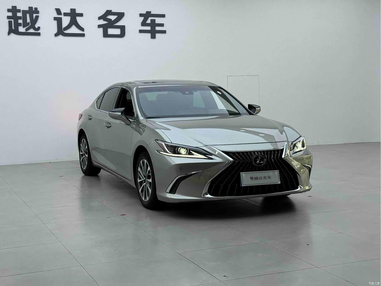 Lexus ES, 2022 все фото