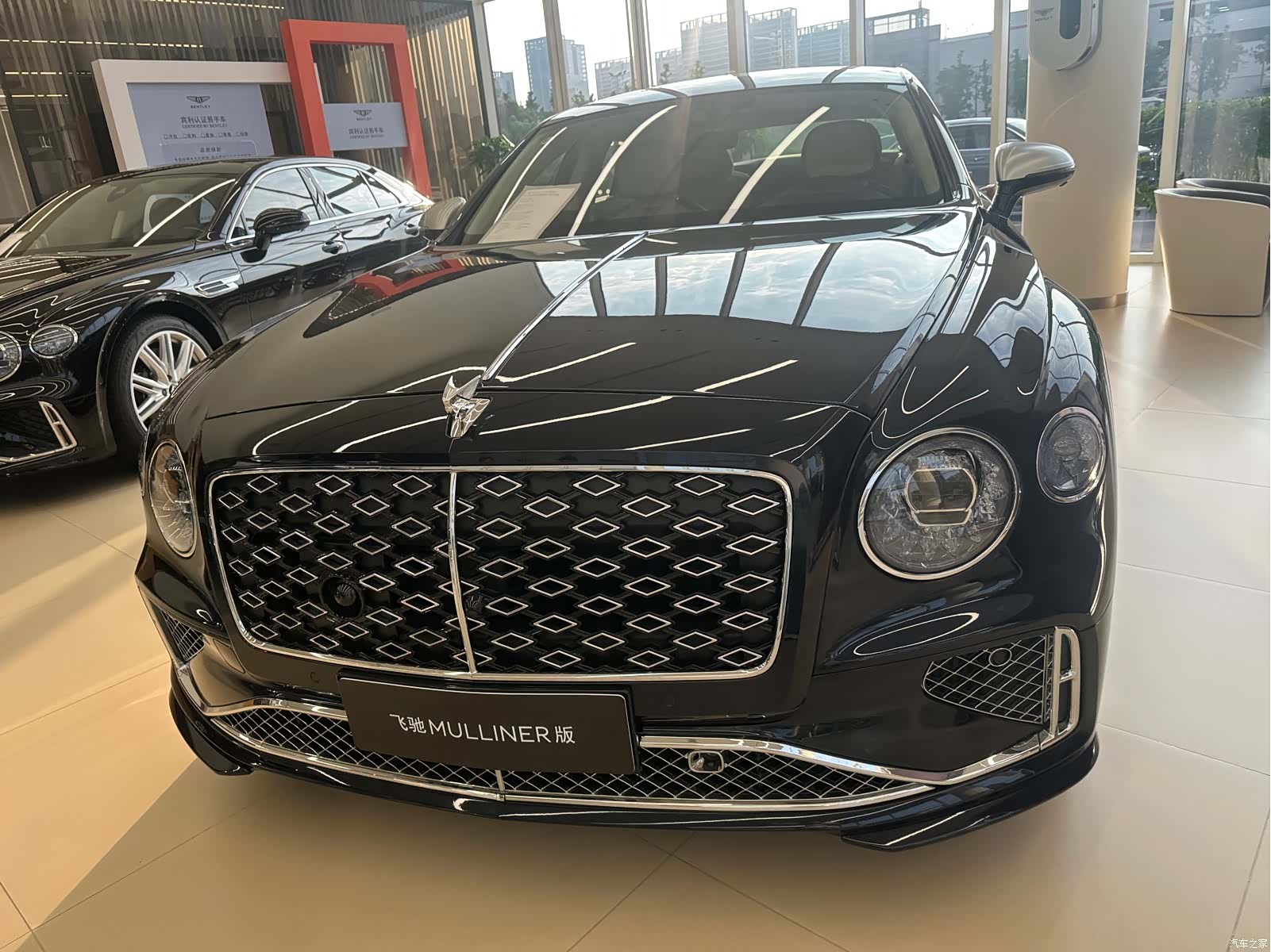 Bentley Flying Spur, 1900 2