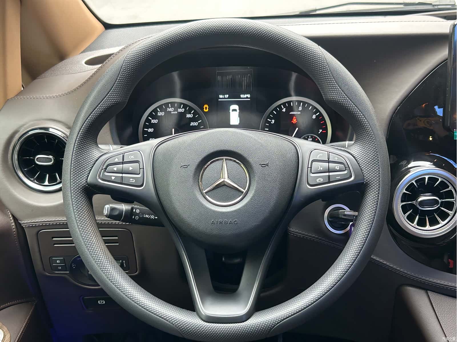 Mercedes-Benz 7, 2023 6