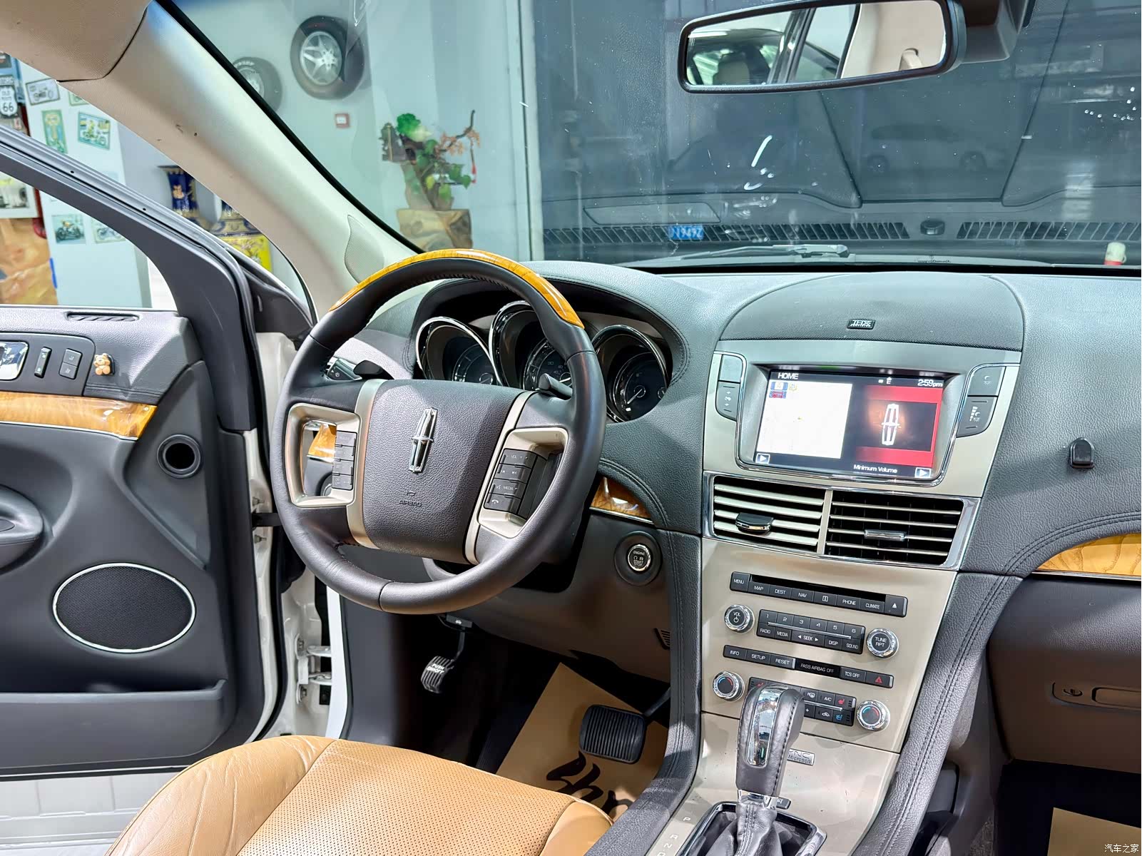 Lincoln MKT, 2011 17