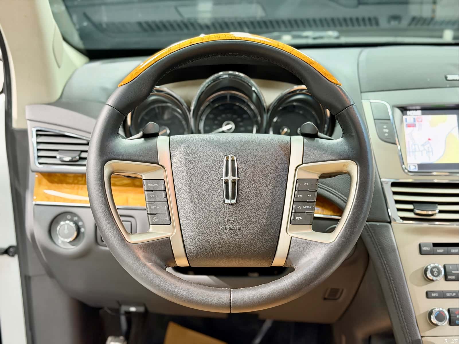 Lincoln MKT, 2011 14